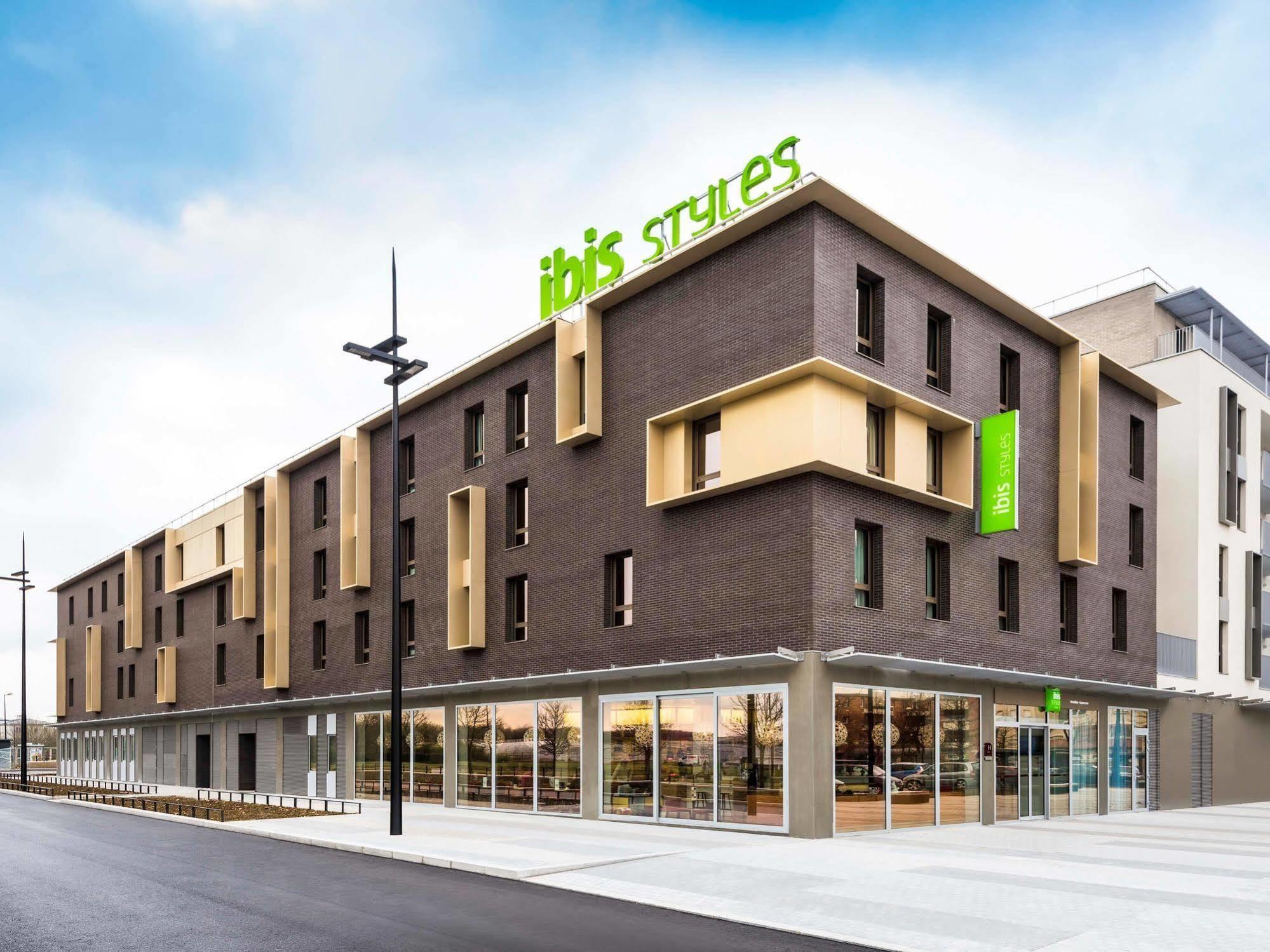 Ibis Styles Guyancourt Versailles Exteriör bild