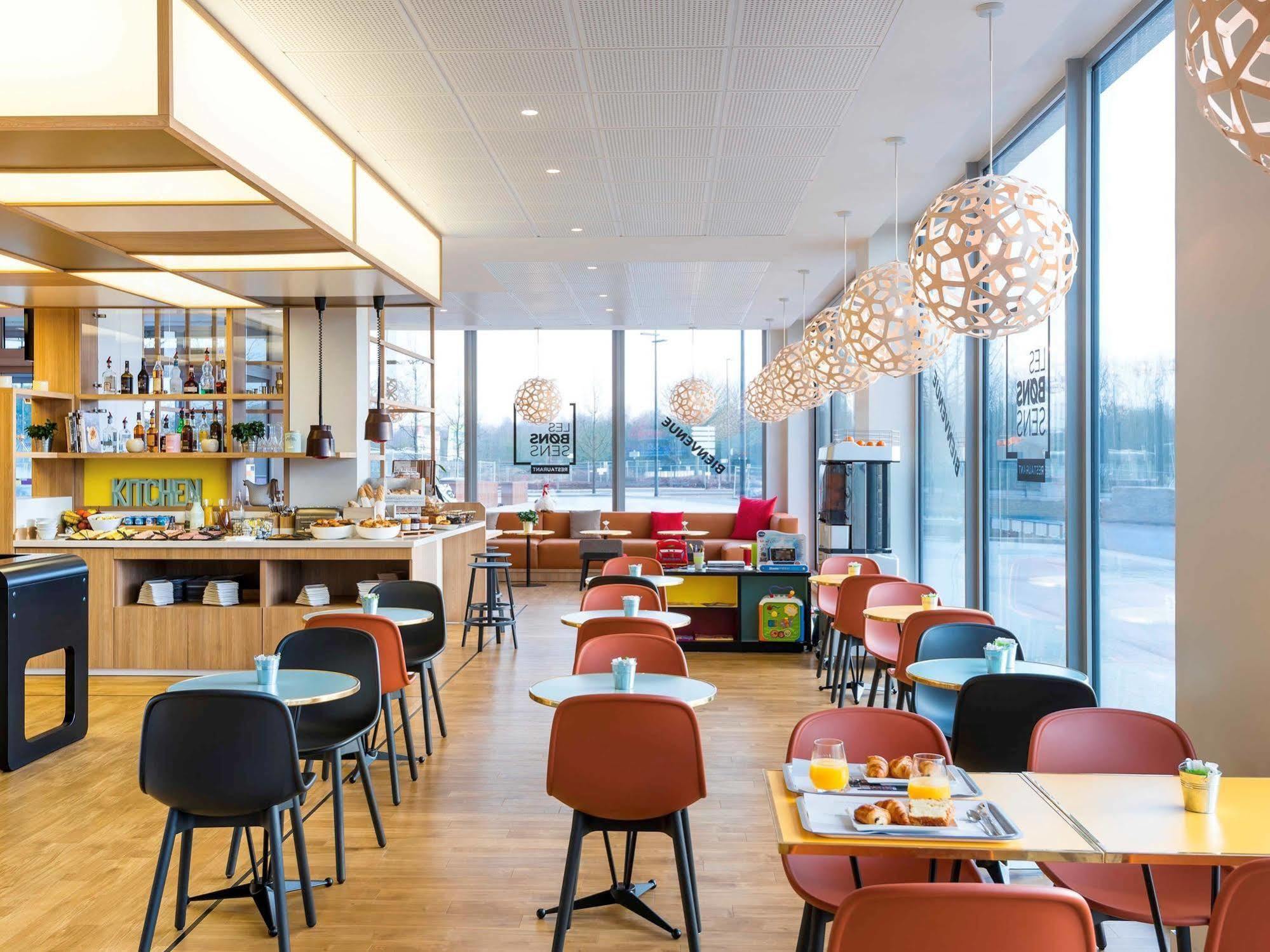 Ibis Styles Guyancourt Versailles Exteriör bild