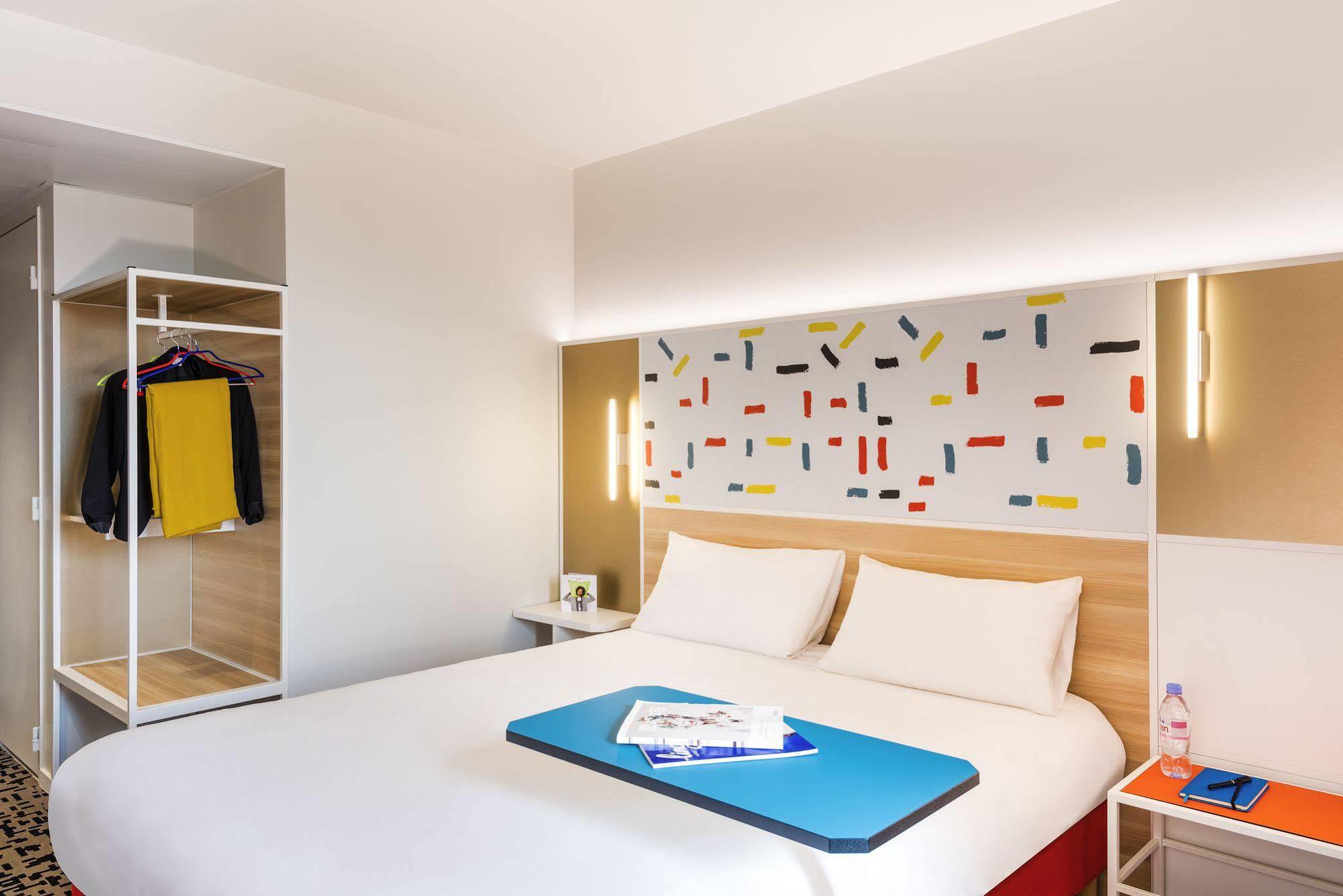 Ibis Styles Guyancourt Versailles Exteriör bild