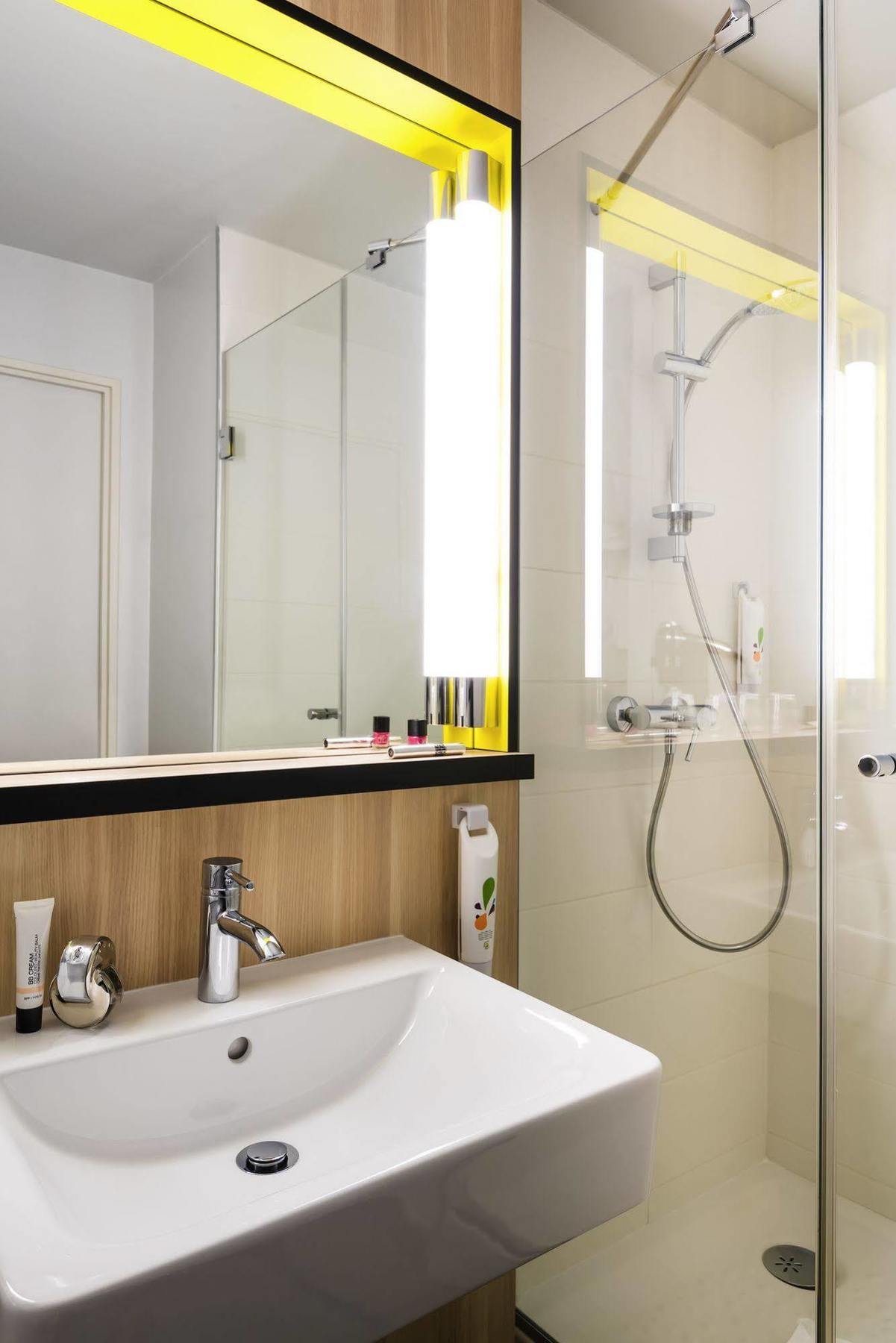 Ibis Styles Guyancourt Versailles Exteriör bild