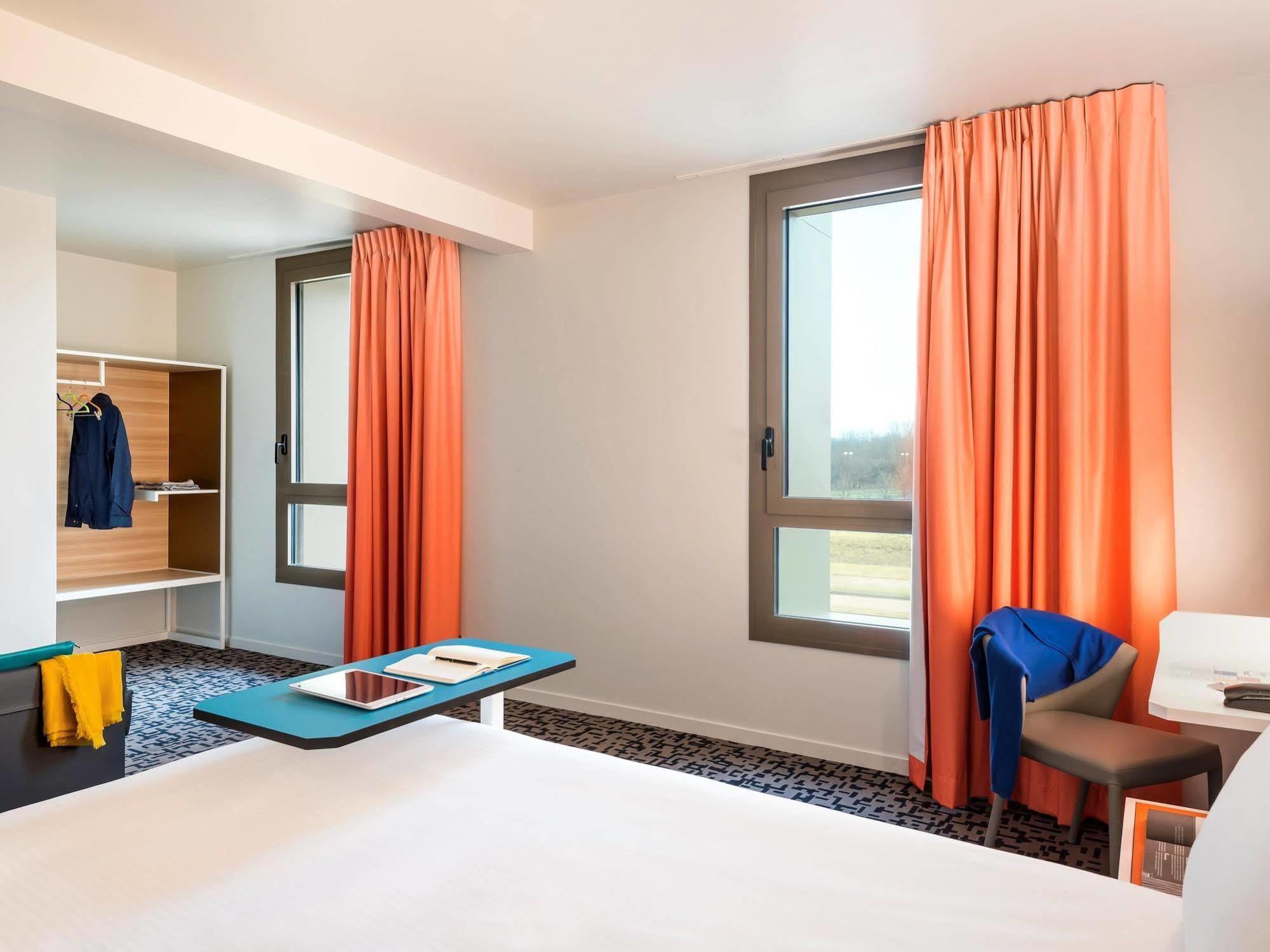 Ibis Styles Guyancourt Versailles Exteriör bild