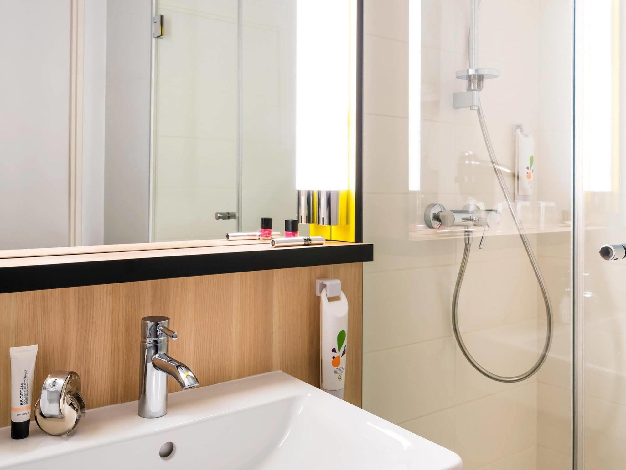 Ibis Styles Guyancourt Versailles Exteriör bild