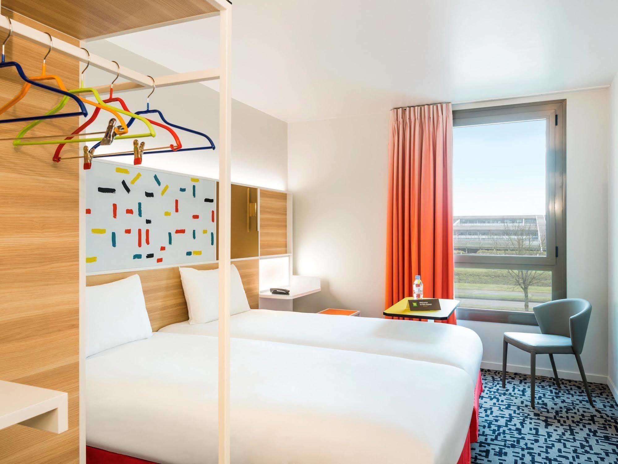 Ibis Styles Guyancourt Versailles Exteriör bild