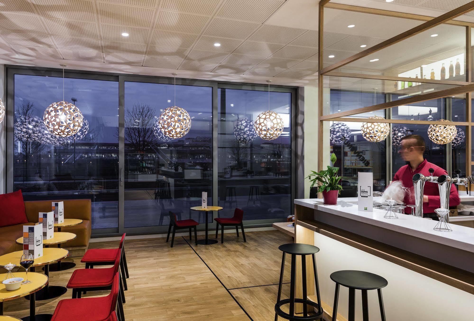 Ibis Styles Guyancourt Versailles Exteriör bild