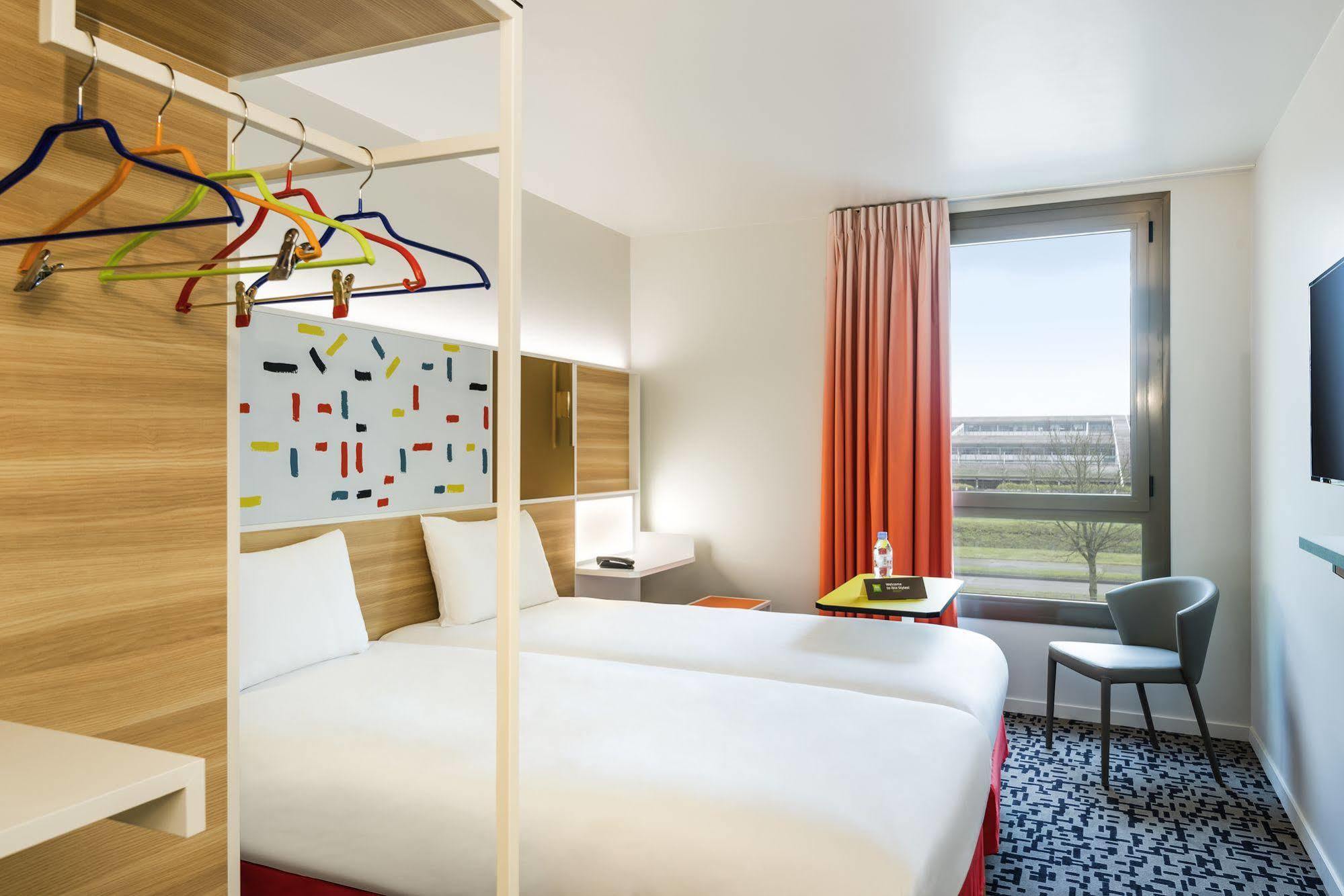 Ibis Styles Guyancourt Versailles Exteriör bild