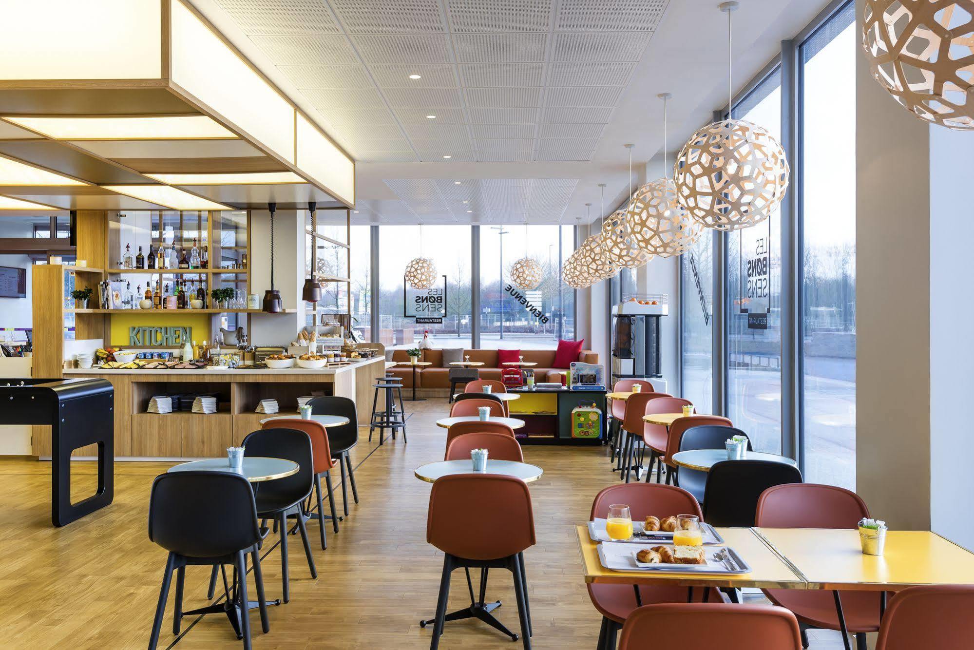 Ibis Styles Guyancourt Versailles Exteriör bild