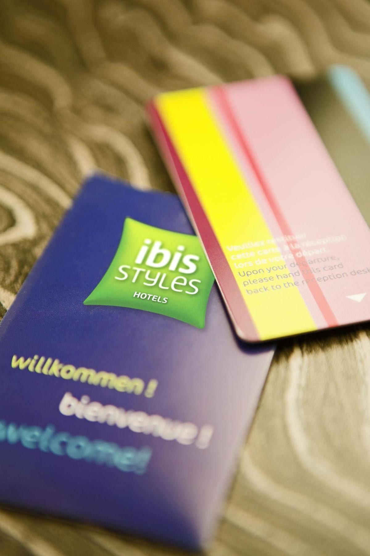 Ibis Styles Guyancourt Versailles Exteriör bild